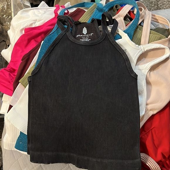 NWOT Happiness Runs Long Crop Sz XS/SM in Black - Picture 11 of 12